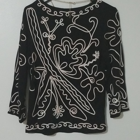 Lauren Michelle Size Medium statement blouse - Picture 2 of 3